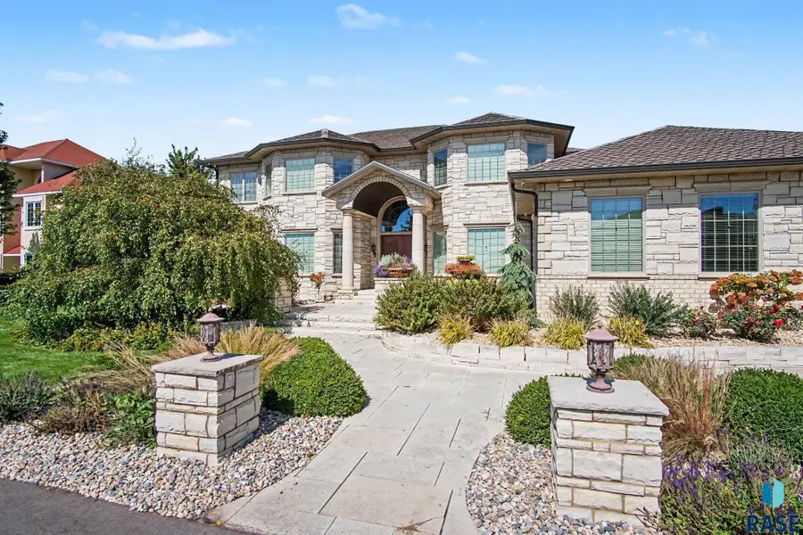 118 Woodland Dr, Madison, SD 57042 - #2