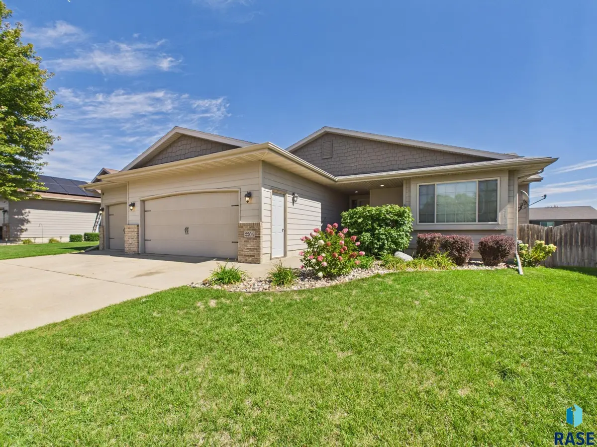 2204 S June Ave, Sioux Falls, SD 57106 - #1