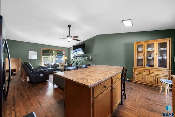 828 S Suburban Dr, Sioux Falls, SD 57110
