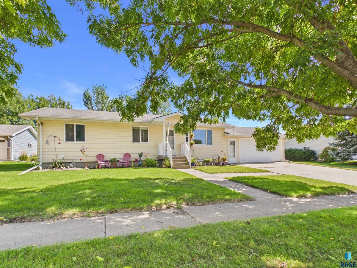 522 Cambridge Dr, Madison, SD 57042 - #1