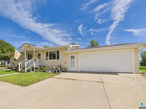 522 Cambridge Dr, Madison, SD 57042