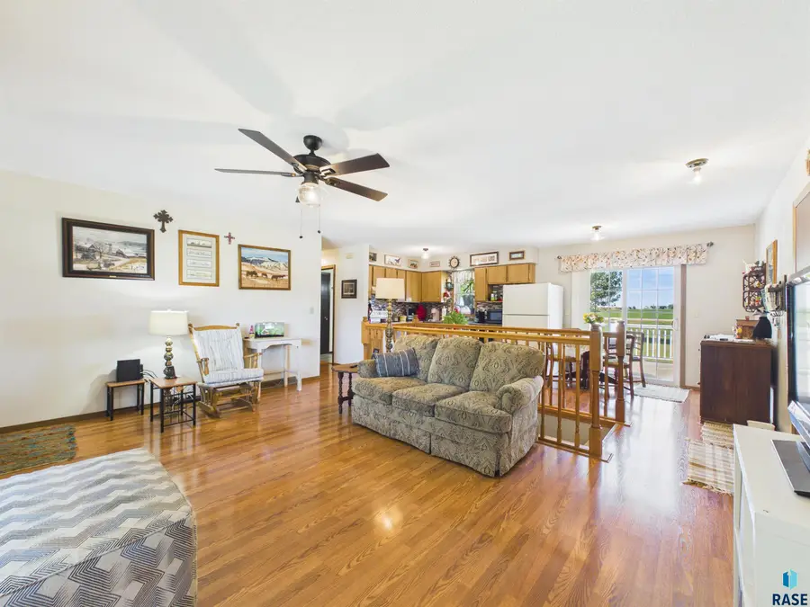 522 Cambridge Dr, Madison, SD 57042 - #2