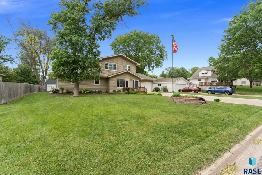 610 W Hemlock St, Beresford, SD 57004 - #3
