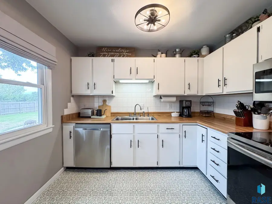 1711 N Wedgewood Rd, Sioux Falls, SD 57107 - #2