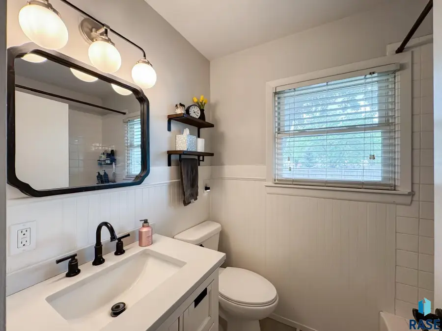 1711 N Wedgewood Rd, Sioux Falls, SD 57107 - #3
