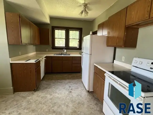 507 N Dakota St, Canton, SD 57013 - #2
