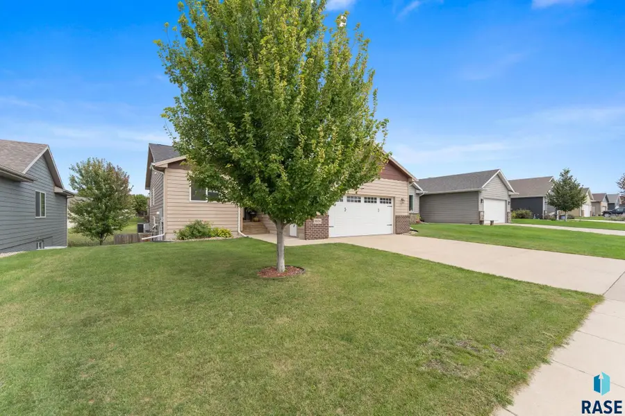 5604 W Oakcrest Dr, Sioux Falls, SD 57107 - #2