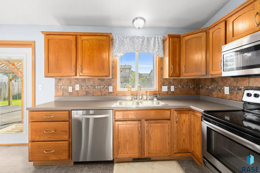 529 S Whitewood Ave, Sioux Falls, SD 57106 - #3