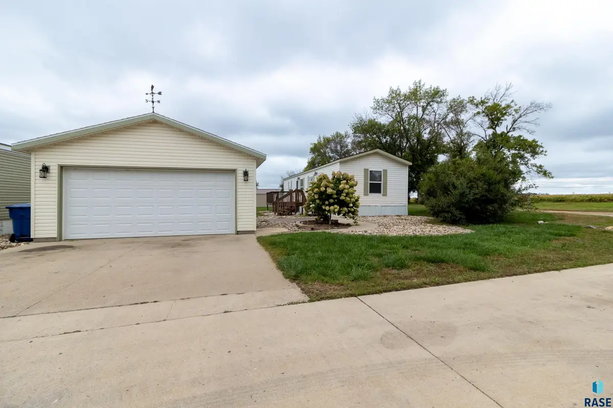 915 N Ponderosa Dr, Canton, SD 57013 - #1