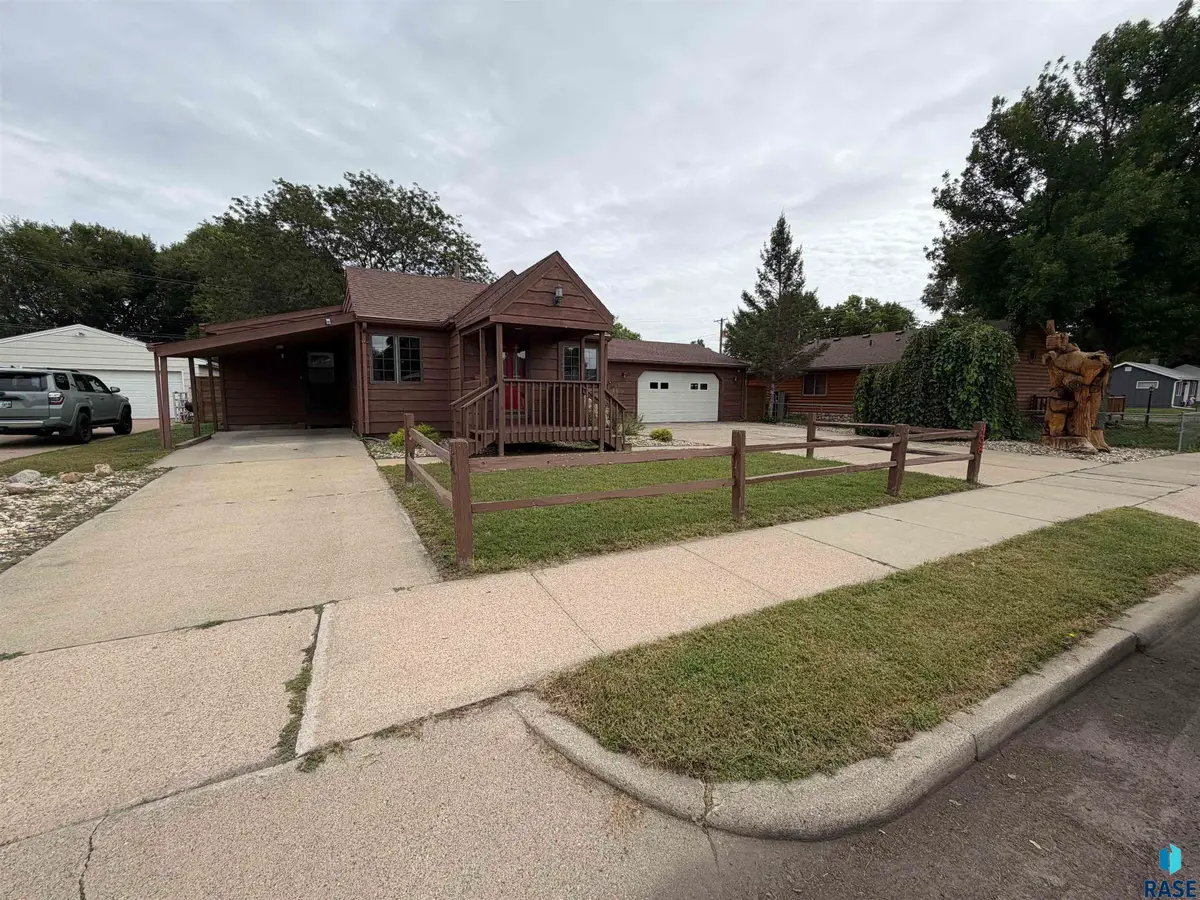 438 S Elmwood Ave, Sioux Falls, SD 57104 - #1