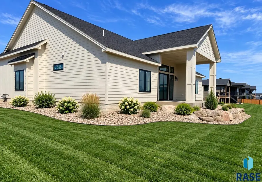5501 E Morningside Cir, Sioux Falls, SD 57110 - #2