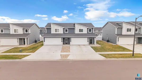 528 Oxford Ave, Harrisburg, SD 57032