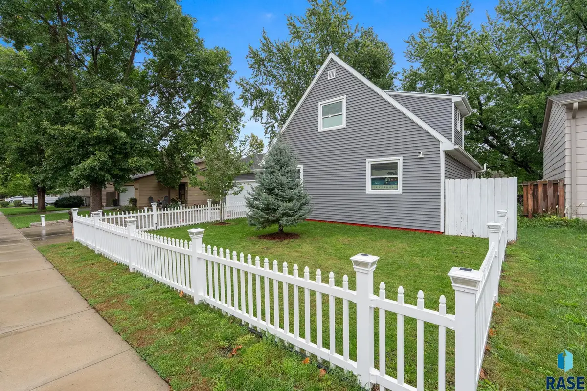 3204 S Greenwood Ave, Sioux Falls, SD 57106 - #1