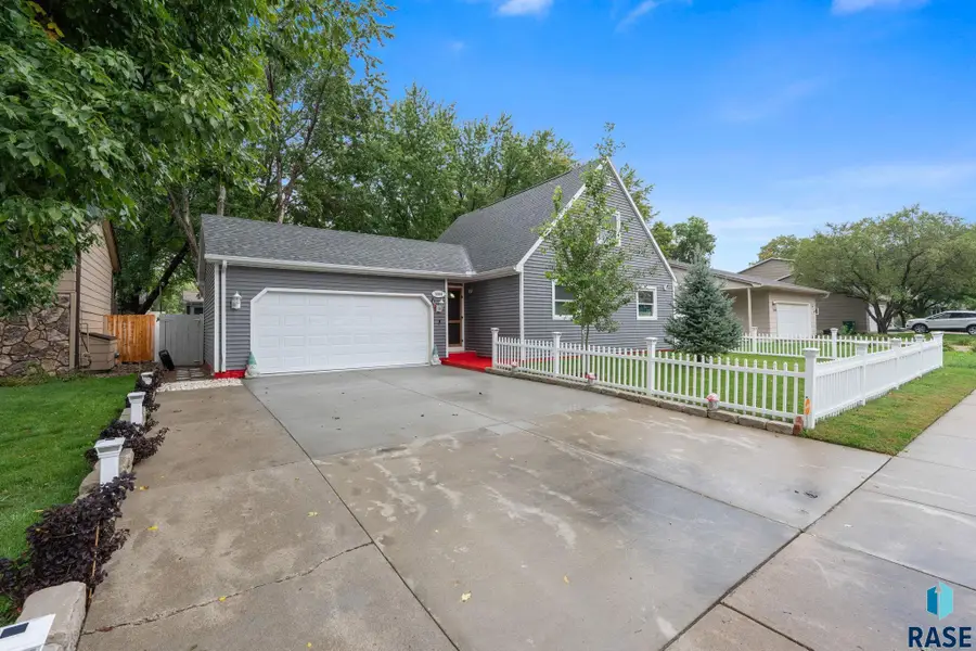 3204 S Greenwood Ave, Sioux Falls, SD 57106 - #2
