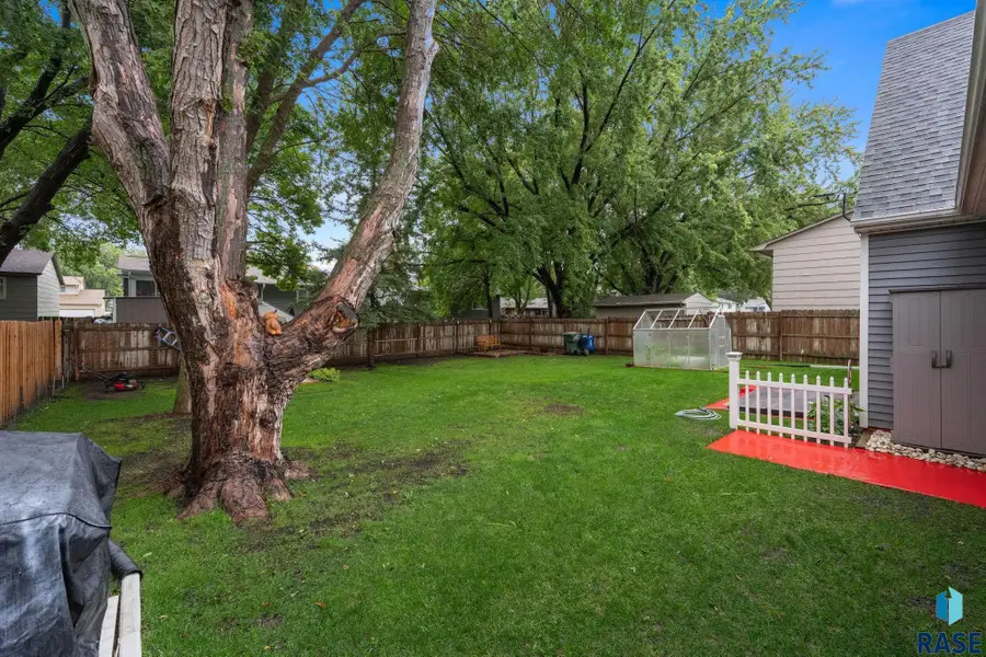 3204 S Greenwood Ave, Sioux Falls, SD 57106 - #3