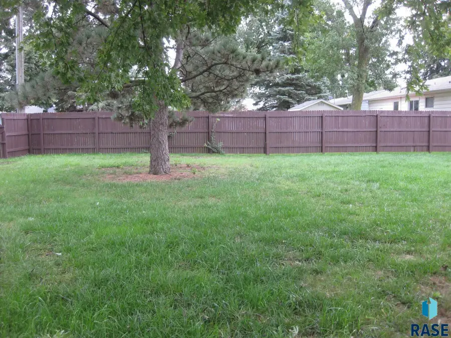 1112 Harrison Ave, Dell Rapids, SD 57022 - #2