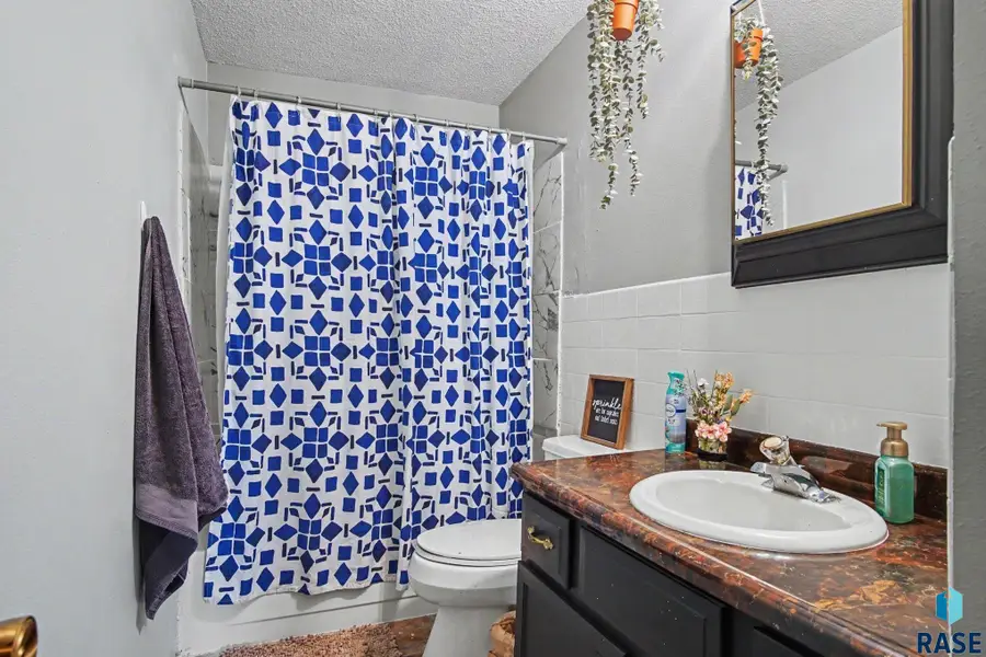 1501 E 17th St, Sioux Falls, SD 57104 - #2
