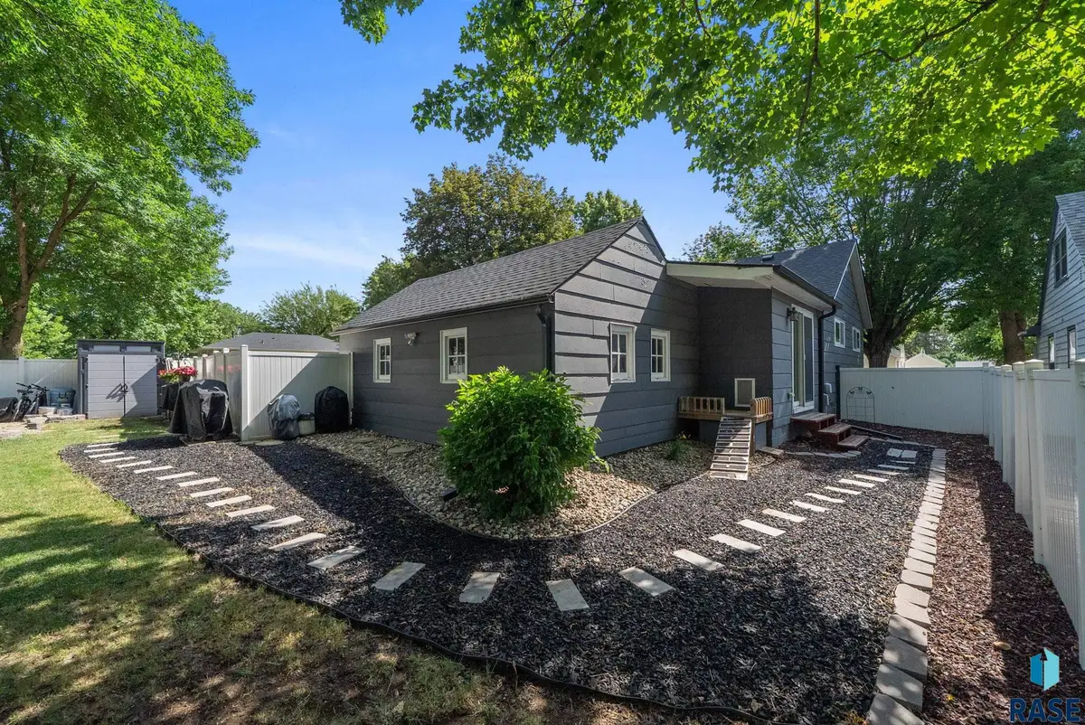 923 N Spring St, Luverne, MN 56156 - #1