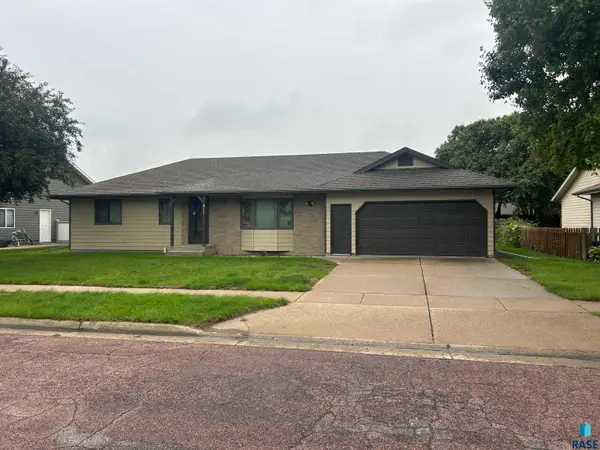 811 James Pl, Yankton, SD 57078