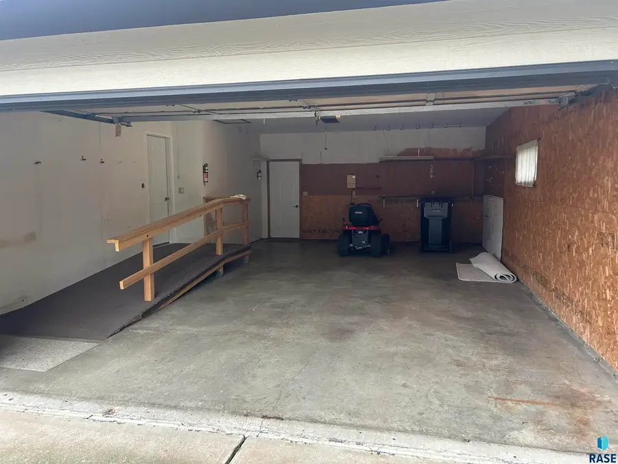 811 James Pl, Yankton, SD 57078 - #2