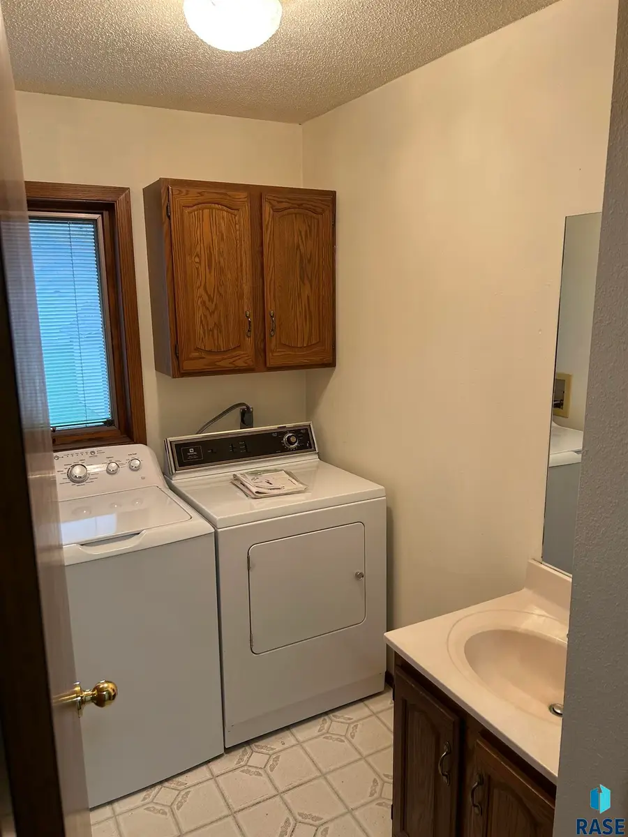 811 James Pl, Yankton, SD 57078 - #3