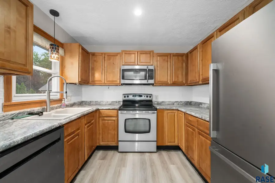 400 E 2nd St, Hartford, SD 57033 - #3