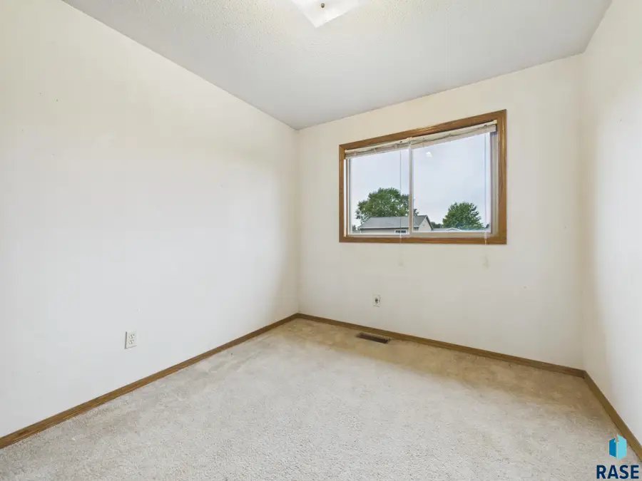 7521 S Bell Cir, Sioux Falls, SD 57108 - #3