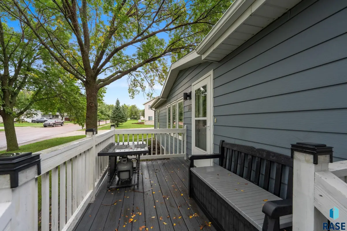 502 N Vandemark Ave, Hartford, SD 57033 - #1