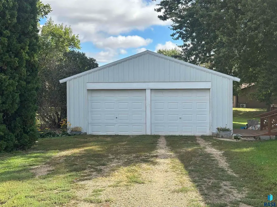 206 N Vermillion St, Howard, SD 57349 - #2
