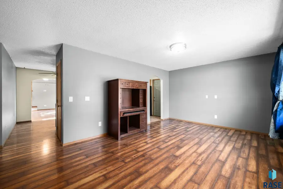 813 E Elm St, Harrisburg, SD 57032 - #3