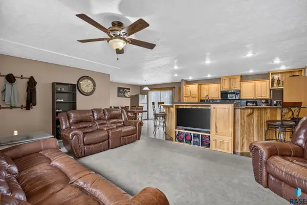 809 S Mckinley St, Lennox, SD 57039
