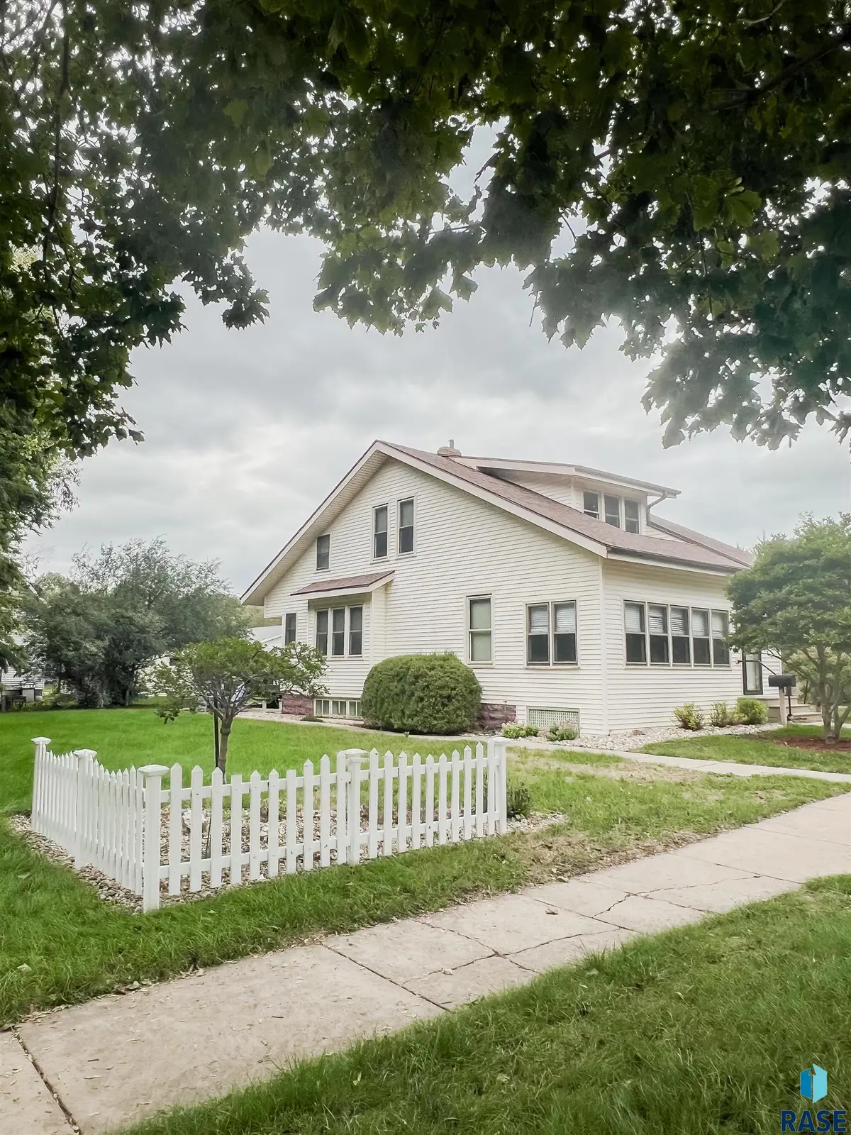 213 N Cedar St, Luverne, MN 56156 - #1
