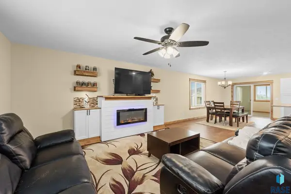 916 Trojan Ave, Hartford, SD 57033