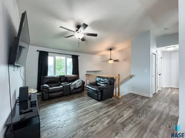 832 S Wheatland Ave, Sioux Falls, SD 57106