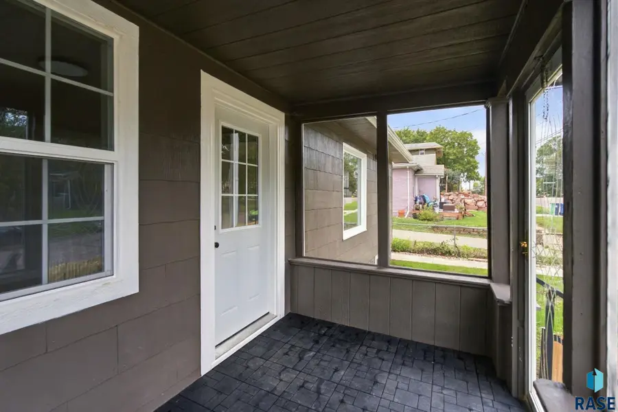815 W 2nd St, Sioux Falls, SD 57104 - #2