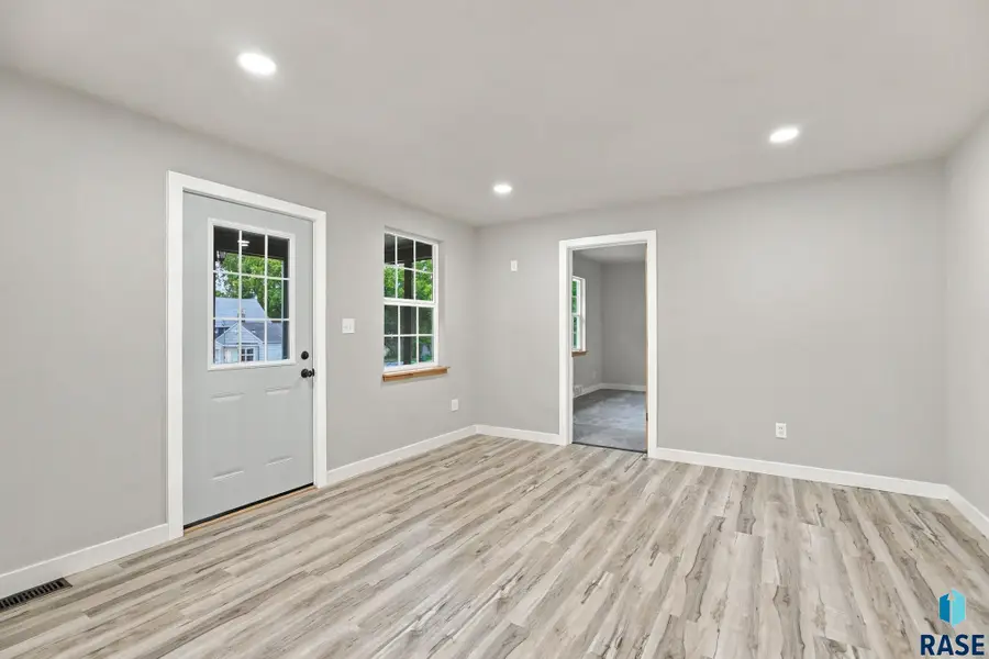 815 W 2nd St, Sioux Falls, SD 57104 - #3