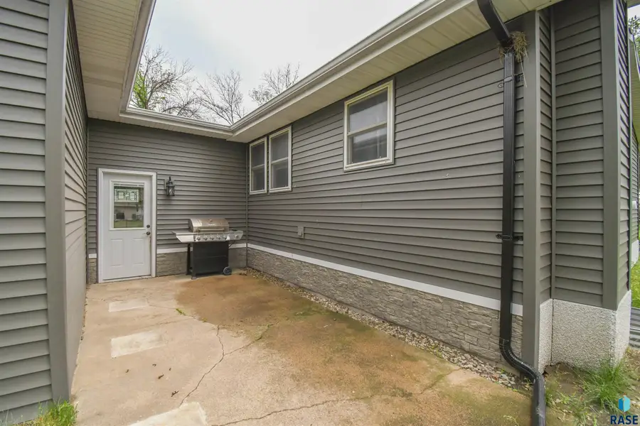 919 S Academy St, Lennox, SD 57039 - #3