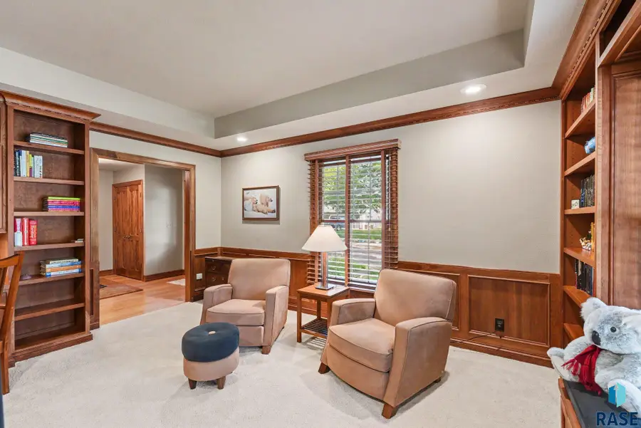 527 Ashmont Rd, Madison, SD 57042 - #3