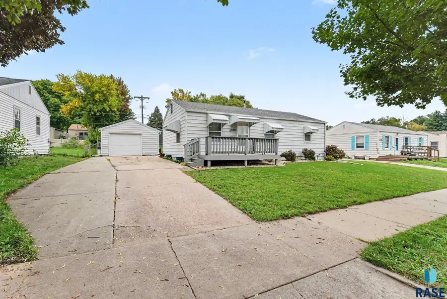 3008 E 22nd St, Sioux Falls, SD 57103 - #2