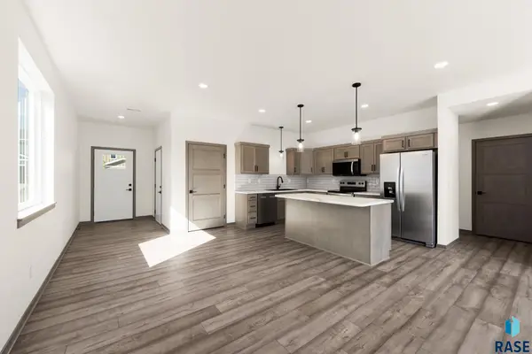 4611 E Whisper Ridge Pl, Sioux Falls, SD 57108