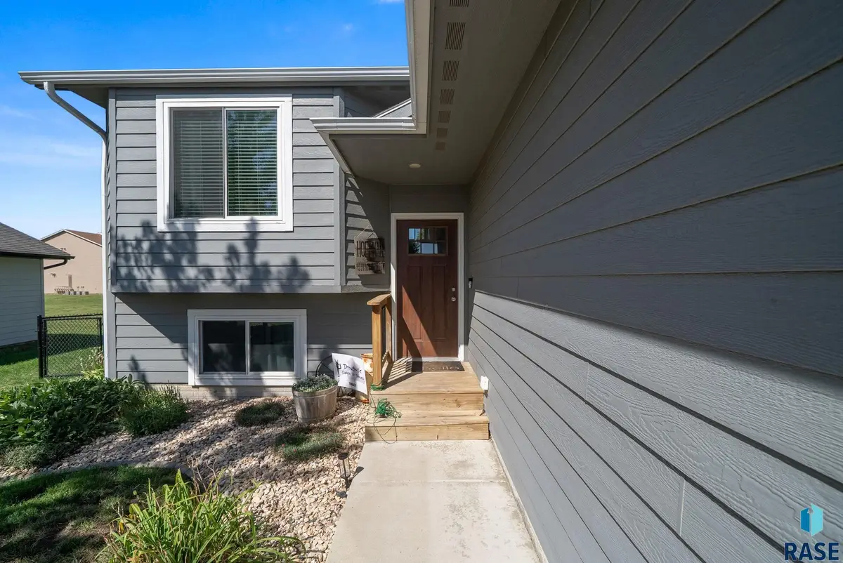 104 Dakota Cir, Valley Springs, SD 57068 - #1
