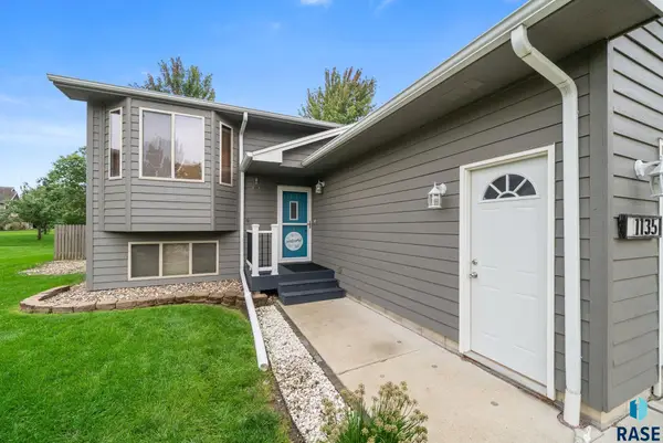 1135 Sunset Dr Dr, Beresford, SD 57004