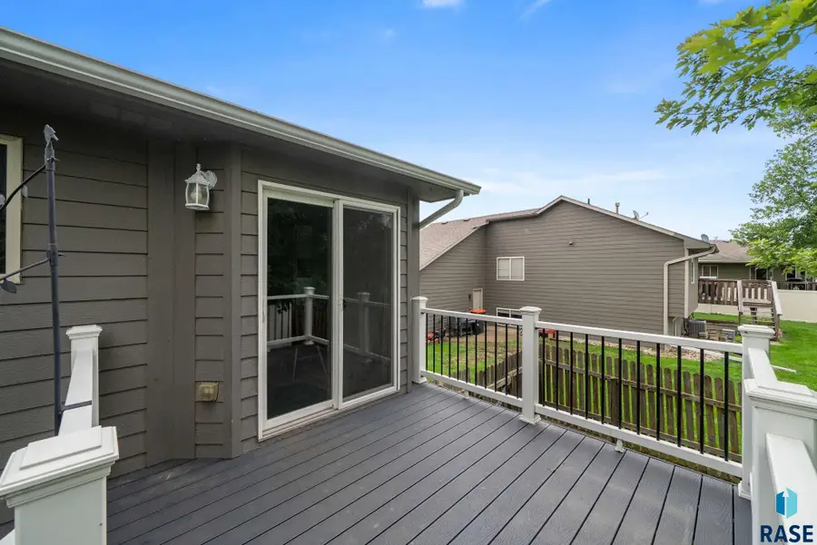 1135 Sunset Dr Dr, Beresford, SD 57004 - #3