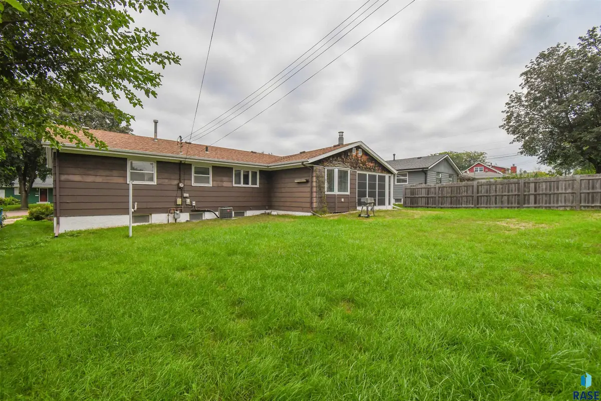 2409 E 17th St, Sioux Falls, SD 57103 - #1