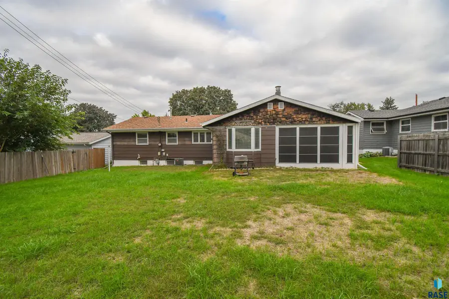2409 E 17th St, Sioux Falls, SD 57103 - #3