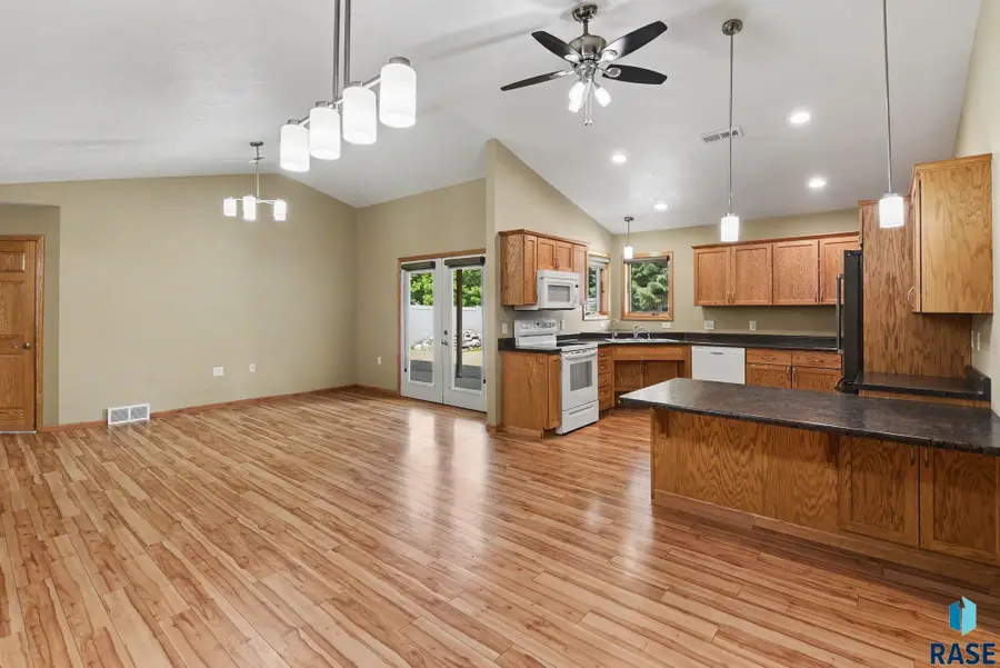 828 E 70th St, Sioux Falls, SD 57108 - #3