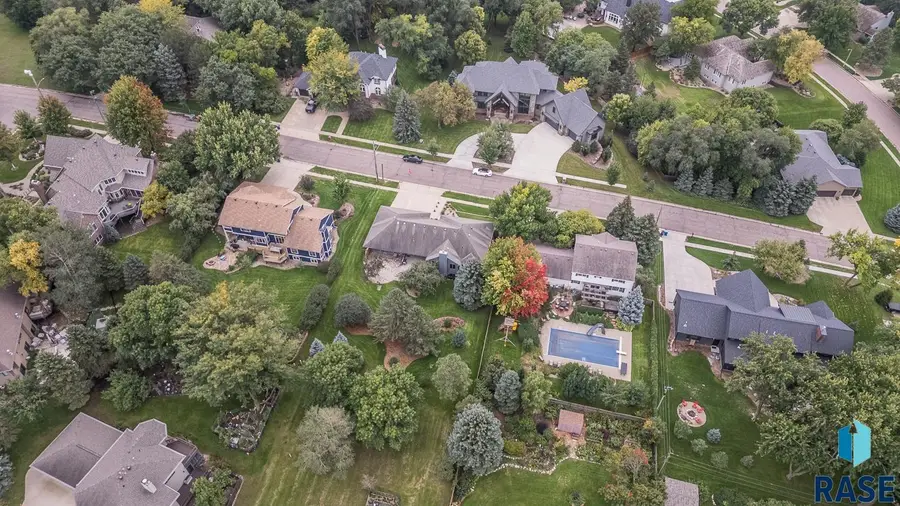 2700 E 33rd St, Sioux Falls, SD 57103 - #2