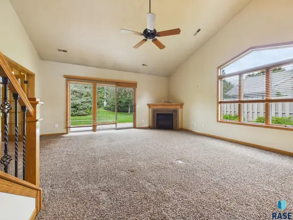 720 E 70th Pl, Sioux Falls, SD 57108