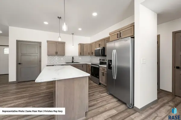 4614 E Whisper Ridge Pl, Sioux Falls, SD 57108
