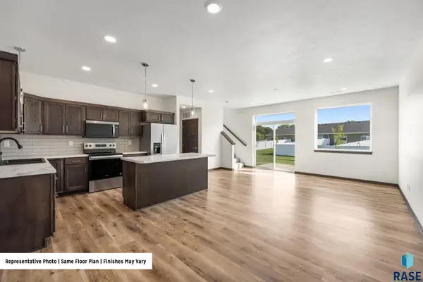 4615 E Whisper Ridge Pl, Sioux Falls, SD 57108